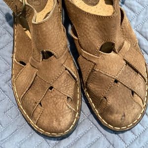 BORN Women’s Leather Strappy Cushioned Slip On Sandals Size 8 1/2